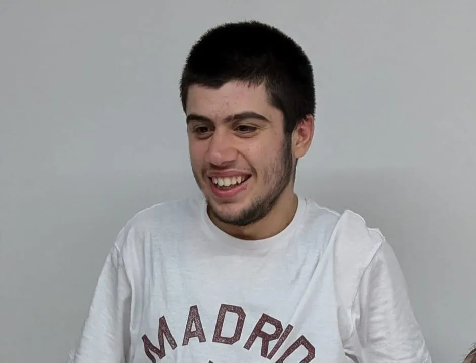 Un ragazzo sorridente