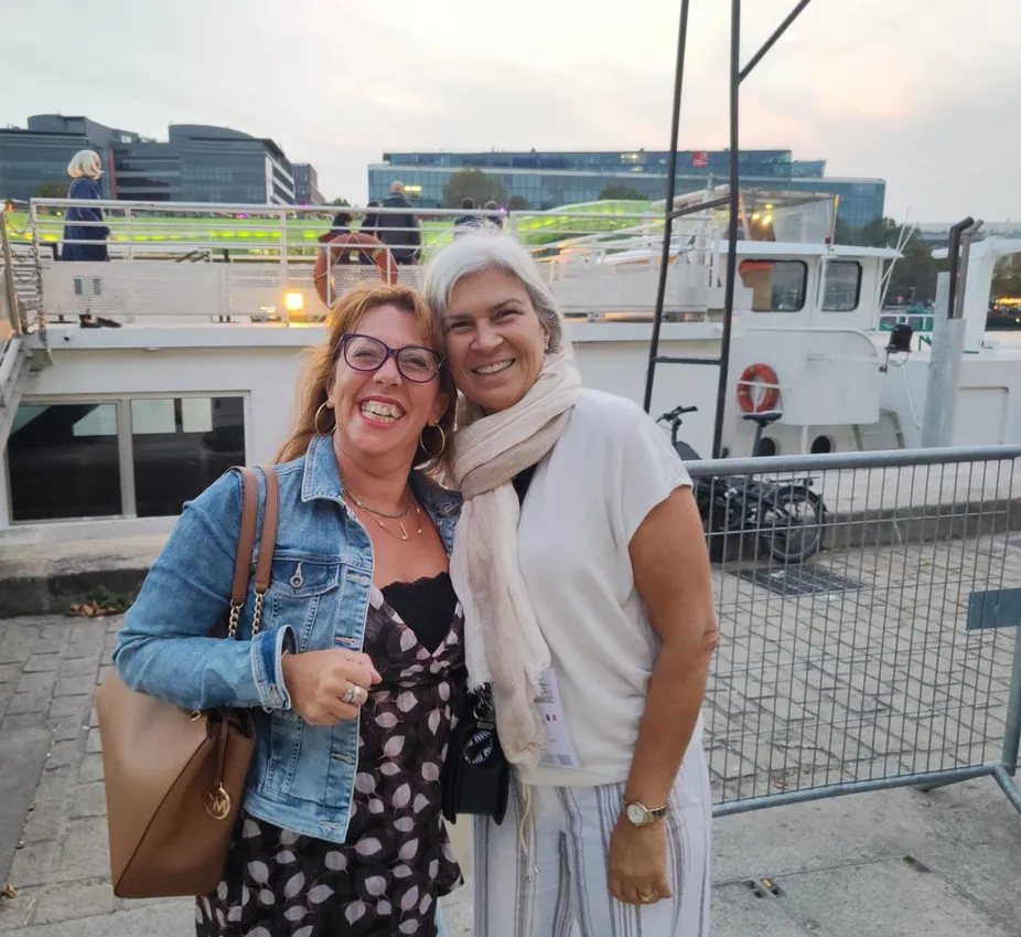 Due mamme sorridenti sul lungofiume a Parigi