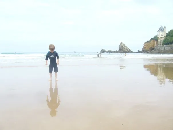 Bambino in riva al mare