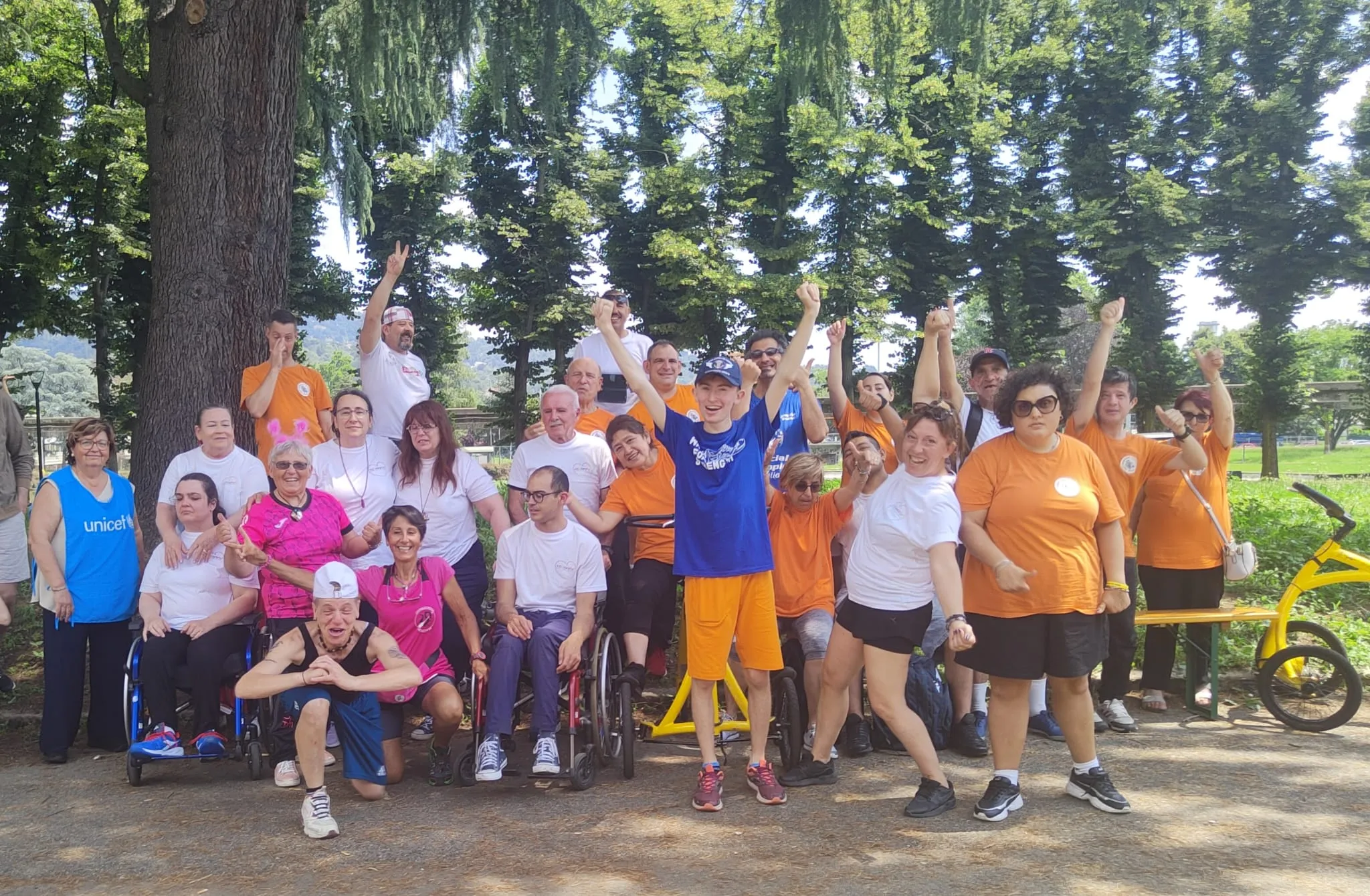 Partecipanti alla Walk for Strength 2023 in un parco