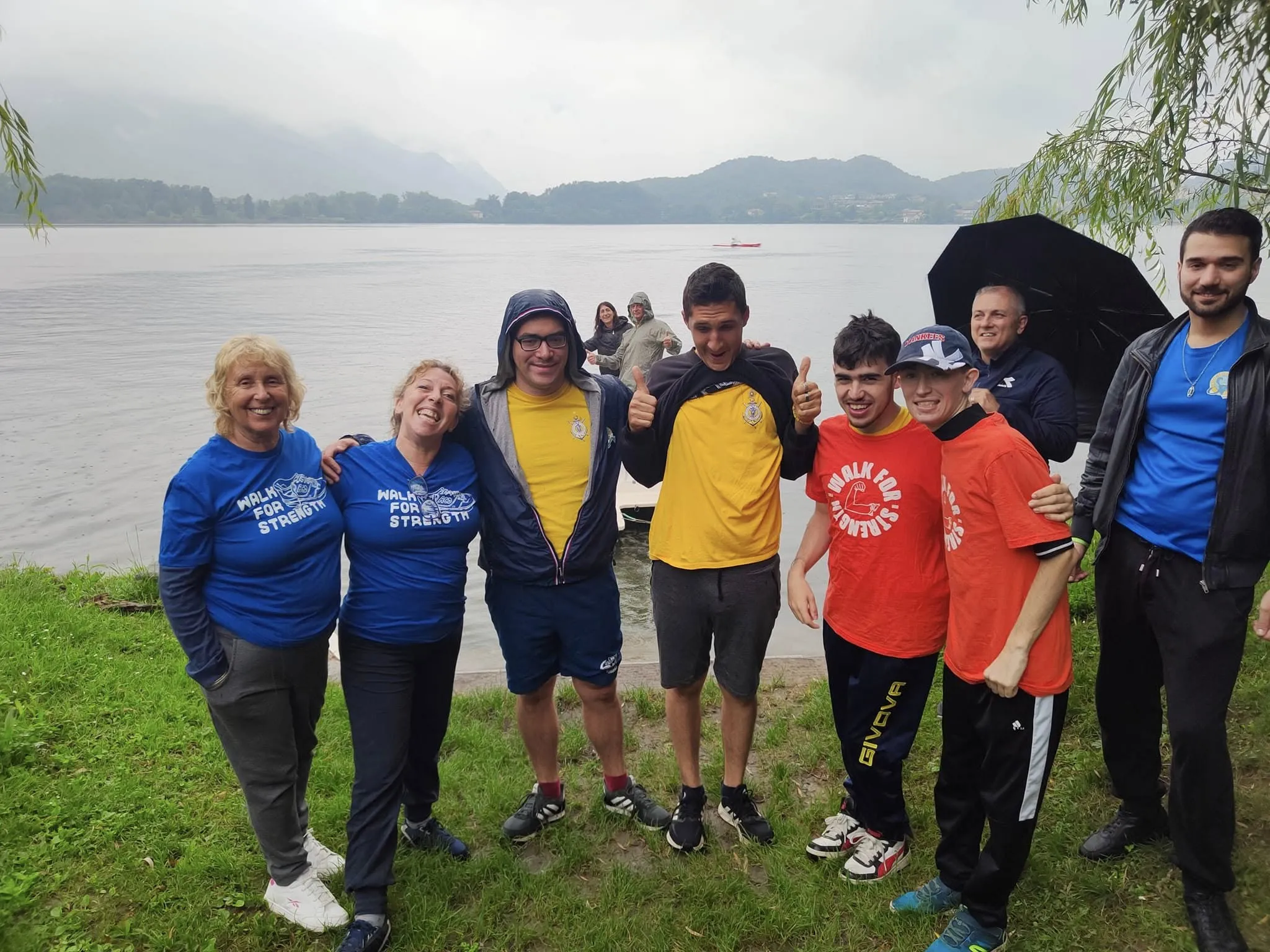 Gruppo della Walk for Strength 2024 in riva al lago