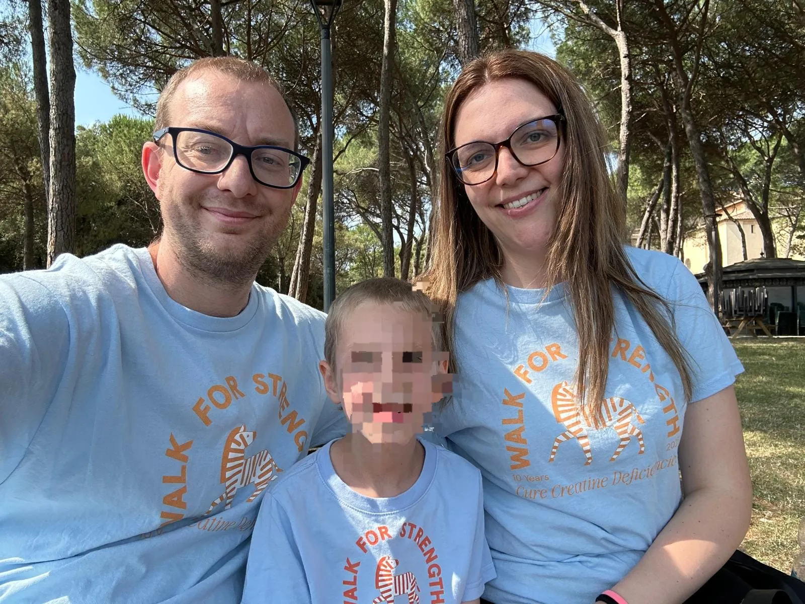 Una famiglia con le magliette della Walk for Strength 2025