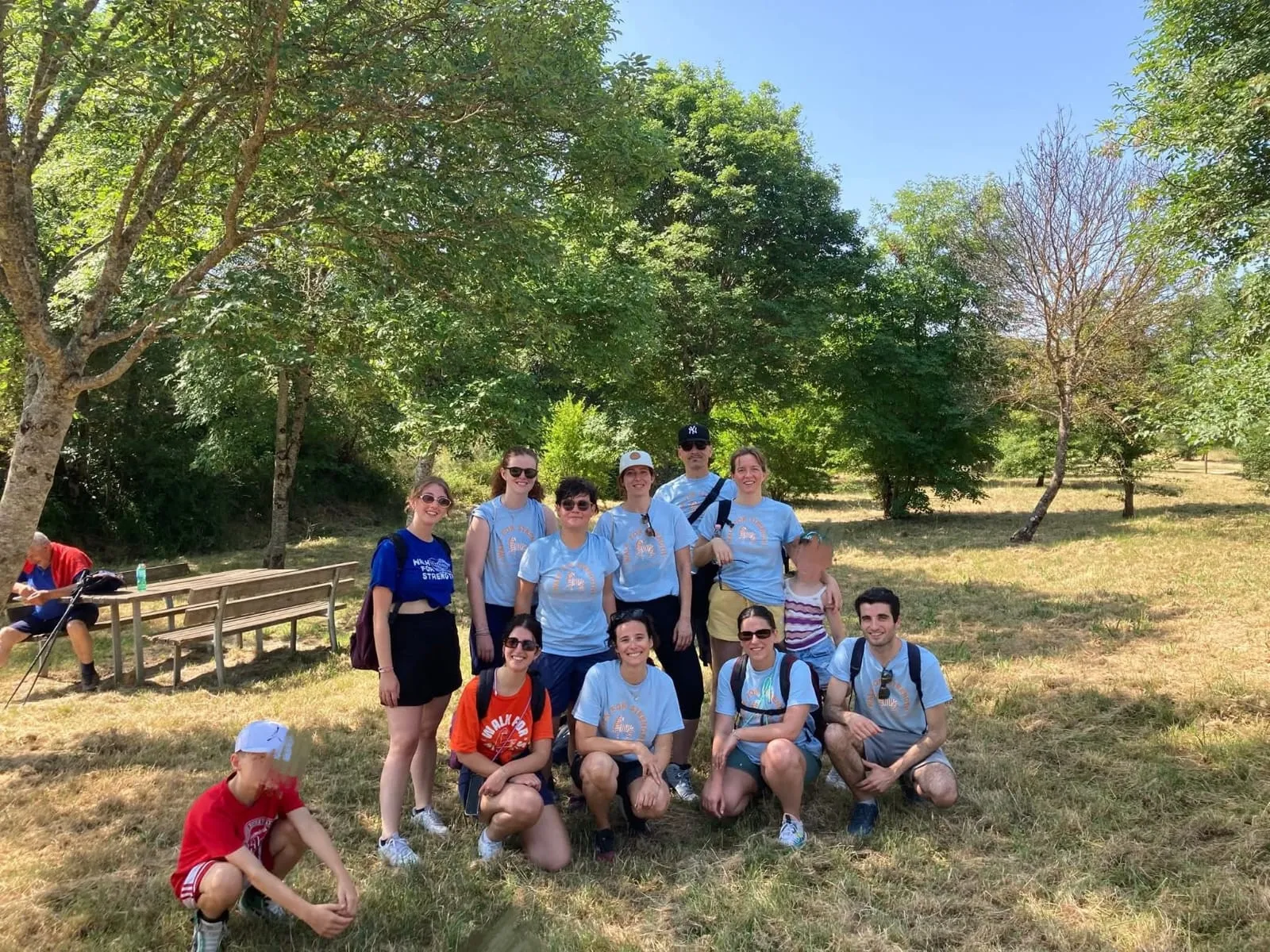 Il gruppo della Walk for Strength 2025 in un parco